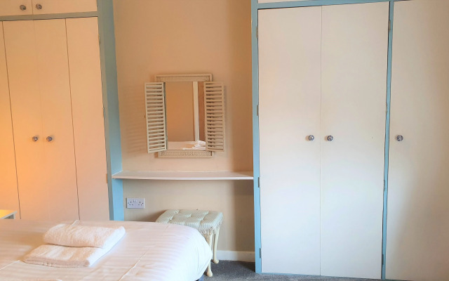 5 Bed, 2 Bath Home + Terrace, Garden & Parking