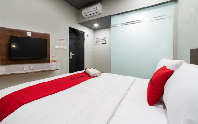 RedDoorz Plus @ Jalan Adam Malik Medan – Guest Rooms – Medan