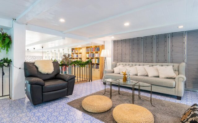 White Ivory Bed & Breakfast