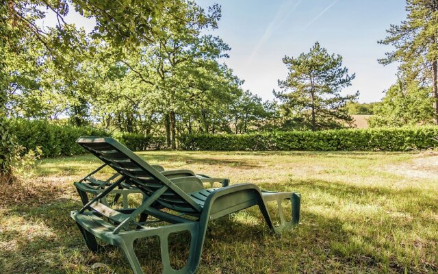 Modern Holiday Home in Salignac-Eyvigues with Swimming Pool