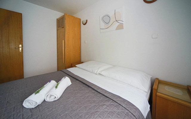 Apartments and Rooms Degra