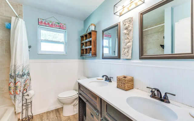 Backyard Hangouts: Bradenton Home Near Dining!