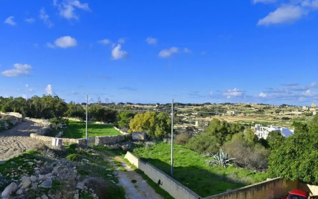 Peaceful Haven With Stunning Views Close to sea