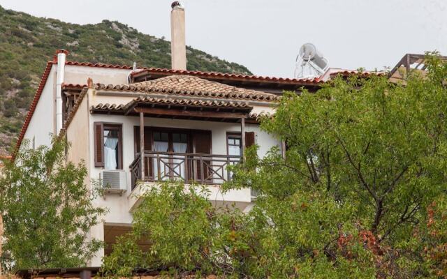 Apollon Stone Villa in Delphi