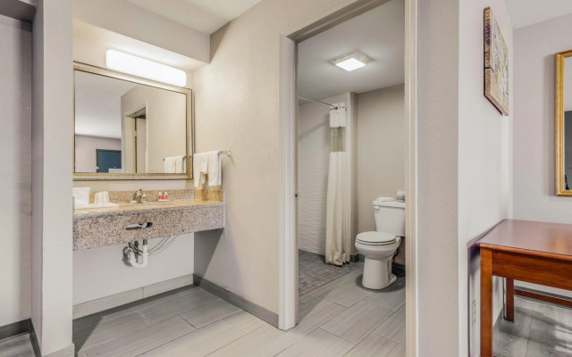 Econo Lodge Inn & Suites