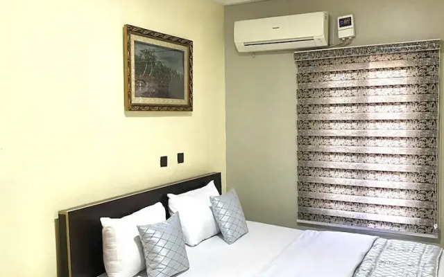 Nue Crest Hotel & Suites
