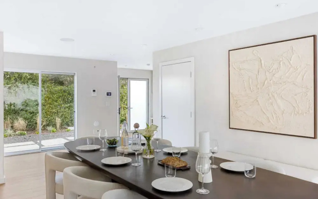 Luxury Hollywood Hills Home With Pool, Outdoor Dining & Iconic Views Skyline Chalet