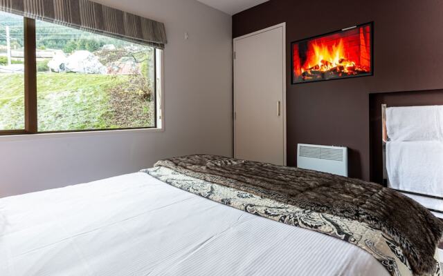 Spacious Lake View Townhouse Alpine Walk TO Town