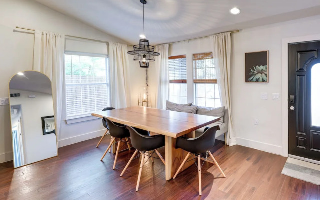 5 Mi to Dtwn Austin: Vibrant Home w/ Patio