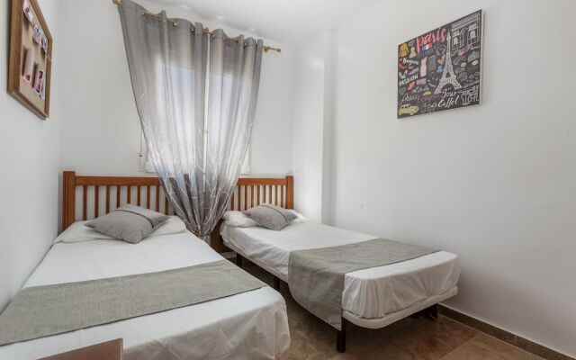 Beautiful 2-Bed first beach line apartment for 6