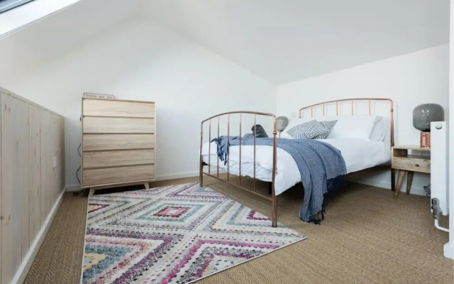 The Cliffside Loft - Distinctly Modern 3Bdr Riverside Home