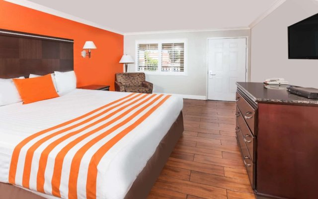 Casa Blanca Hotel & Suites Orange