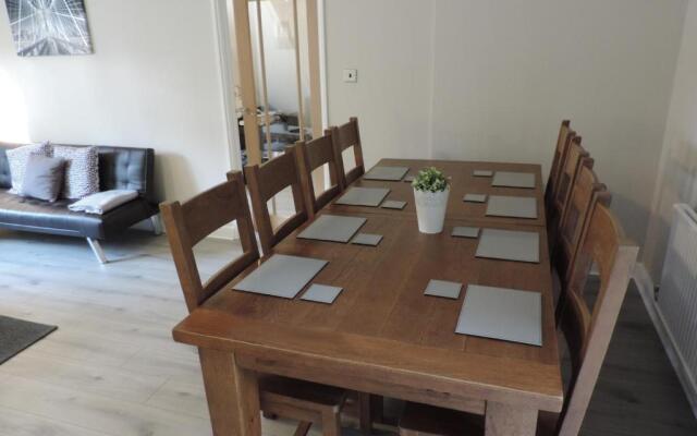 5 Bed Camberley Airport Accommodation