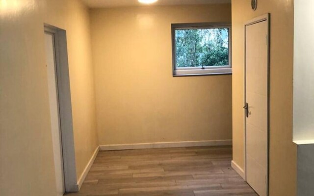 Stunning 1-bed Apartment With En-suite in Strood