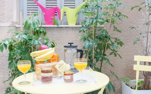 Grandma's Chic & Bright Athenian Home with a Patio