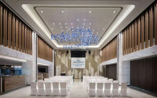 Howard Johnson Yacht Club Hotel