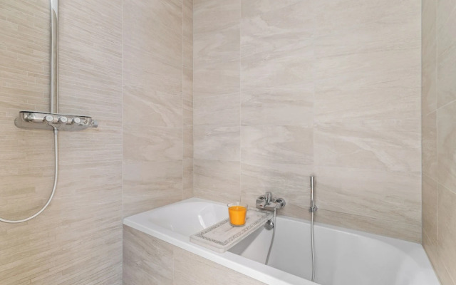 Stylish Luxurious Apt w Pool & Gym ID214