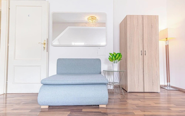 Stylish 3BR Apt With Balcony City Center