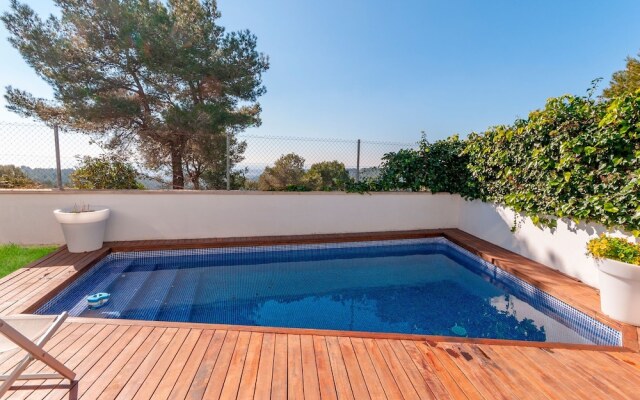Delightful Villa in Canyelles wth Swimming Pool