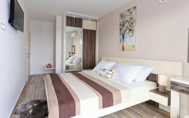 Stunning Home in Kucine With Wifi and 4 Bedrooms