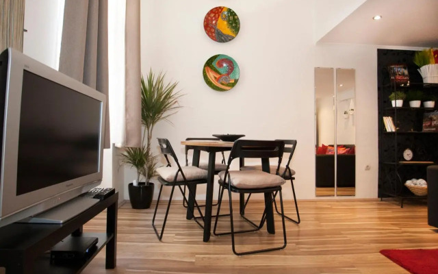 Simona - lovely studio in the downtown .