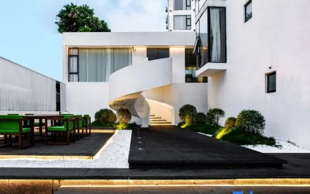 Weizhou Island White House Hotel