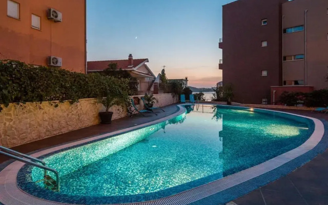 Luxury Apartment Okrug Gornji With Sea View and Pool