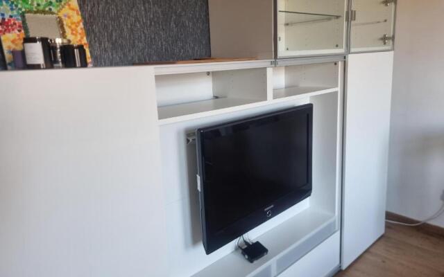 Lovely 2 Bedroom Apartment With Private Parking