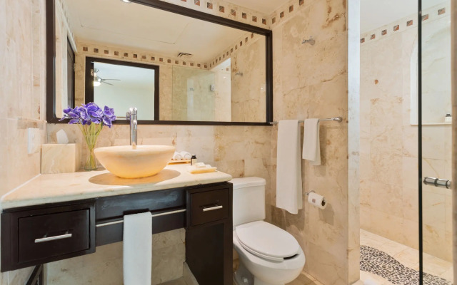 El Taj Oceanfront & Beachside Condo Hotel
