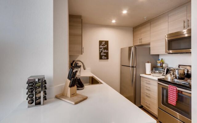 H2 -NEW Gorgeous Downtown San Diego 1 Bedroom + Upstairs Bedroom Loft!