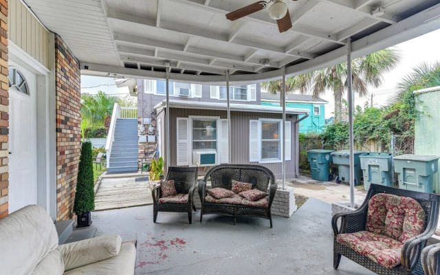 Walk to Beach: Cozy Unit in Galveston!