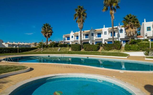 3 bedroom apartment in Oura Albufeira with amazing pool at walking distance to beach, strip and old town, WIFI and AC, private condo