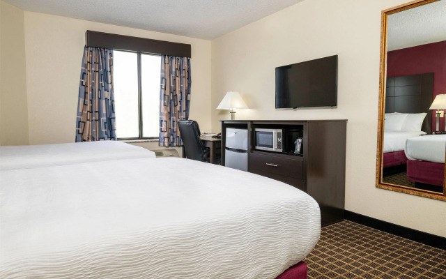 Baymont Inn & Suites by Wyndham Mukwonago