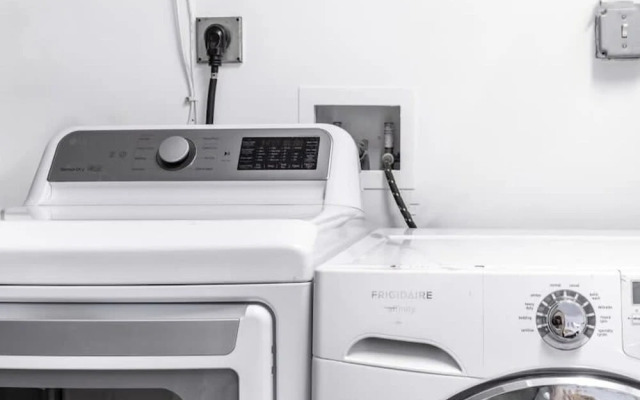 Luxe Lakefront Mansion Waterfront, Pompano Beach