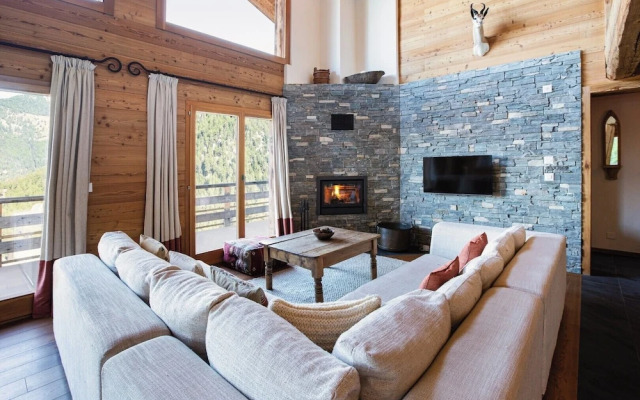 Authentic Swiss Spa Chalet Hot Tub & Sauna