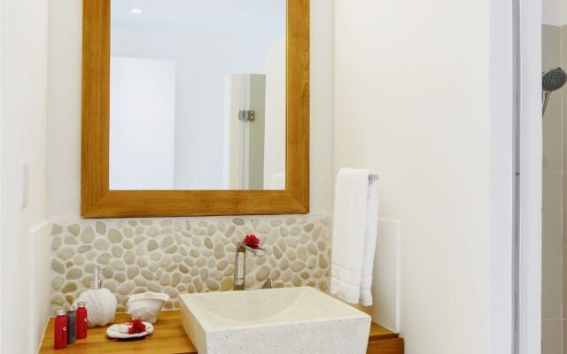 Myra Seafront Suites with Lov