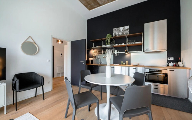 Designer 1BR Apartment with Pool & Prkg