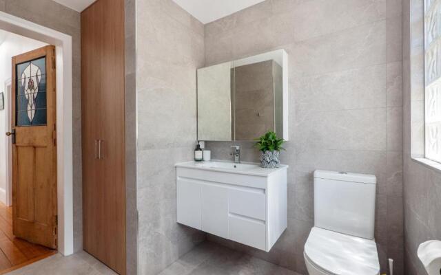 Warwick St Retreat! 3 Bedroom House With Parking