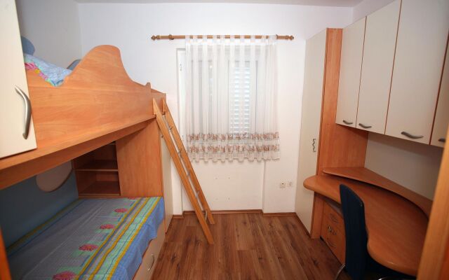 Apartment Puli - 200m from sea: Nela2  Postira, Island Brac