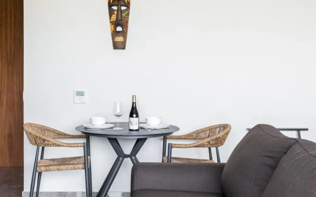 Luxurious Studio Best Ameneties GYM Stunning Pools Shuttle Service Wifi