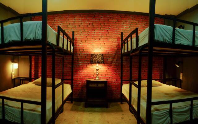 Baan Lansa Bed & Bar - Hostel