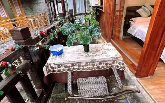 Phoenix Yixiao Qingcheng River View Homestay