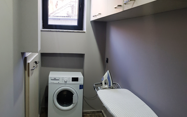 Черный слон Каштак (Сухум)