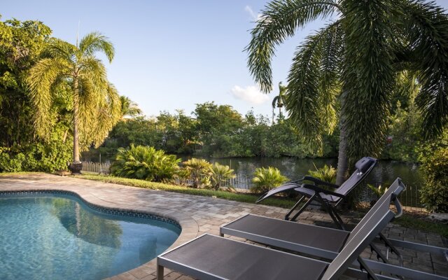 Stunning & Private 5 BDR Canal-front Home w/ Pool!