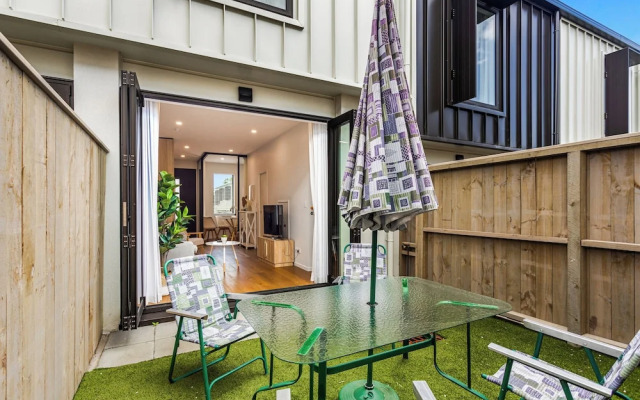 Fresh & sleek Grey Lynn unit with private patio