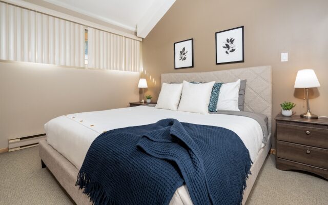 CENTRALLY Located 3-Br Home | TRUE Ski In/Out | FREE access to Pools & Hot Tubs