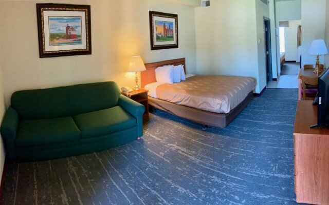 Mackinaw Beach & Bay Inn & Suites