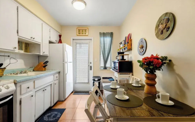 Pet Friendly Stylish Studio in Hollywood