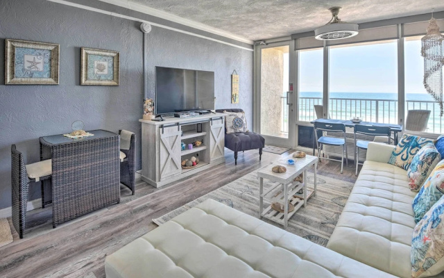 Walk to Ocean: Bright Daytona Beach Condo!