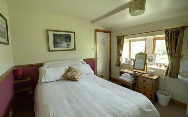 The Hare and Hounds Country Inn